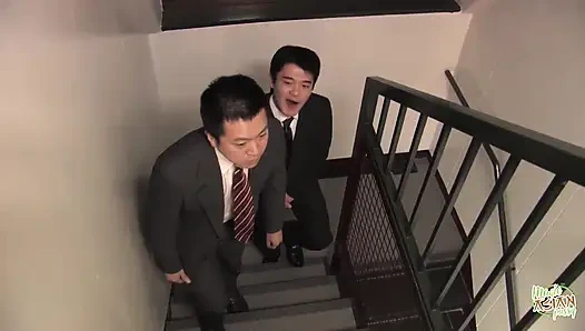 Bu süper seksi kadın işten sonra en sevdiği iş arkadaşına sikiliyor