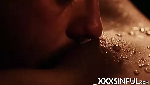 Muhteşem genç babes delinmiş sırasında erotik sikme oturum