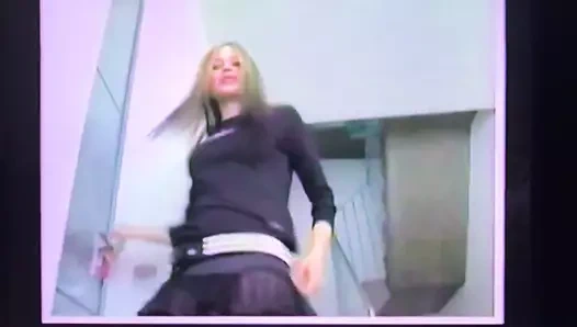 avril lavine külot gösterir