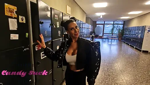Candy üniversitenin ilk gününde berbat ve hemen bir öğrenciyle sevişiyor