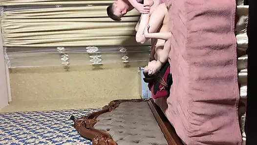 Sheer Misssvikki'yi tutmamasına izin verdi