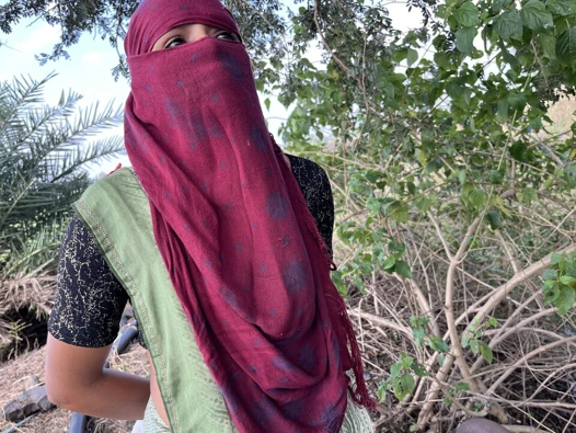 Hintli grilfrend ke sath açık havada