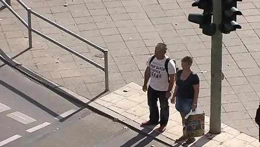 Büyük memeli Alman evli kadın yarak emiyor ve bir profesyonel gibi biniyor