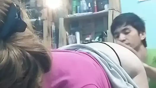 Arkadan bir telefonla film çekerken kız arkadaşımın götünü emiyor