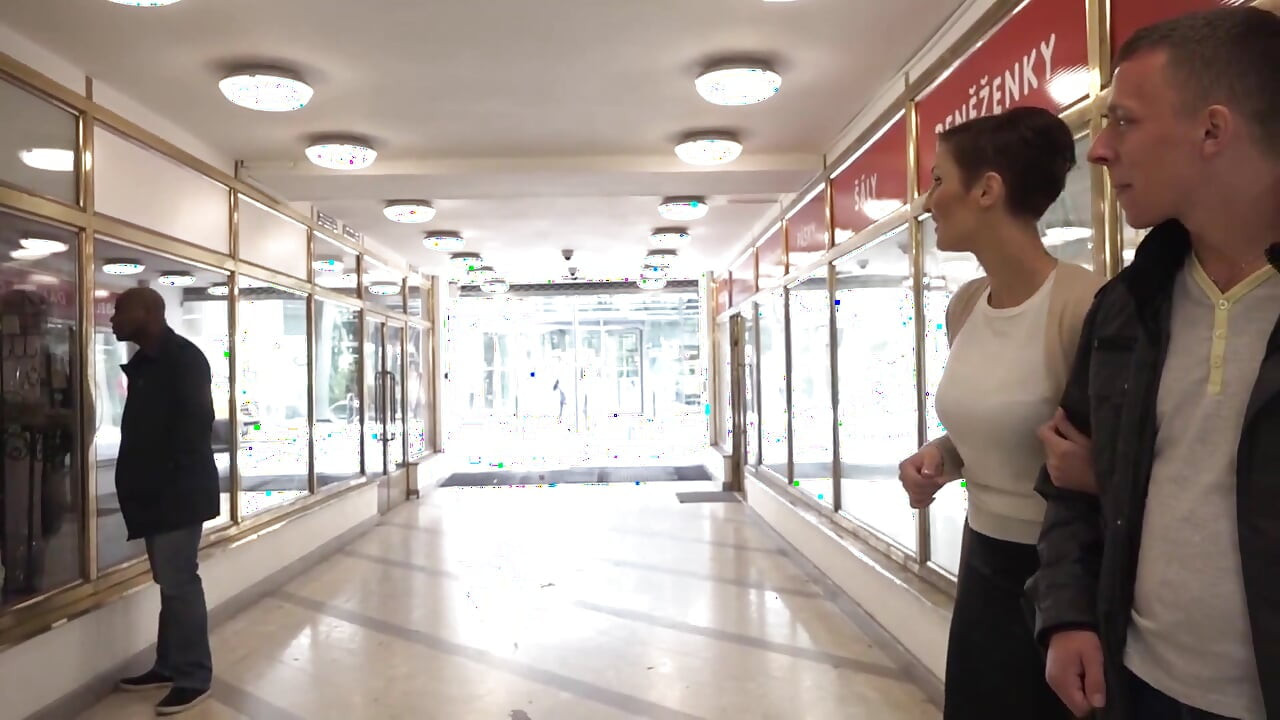 Koyu saçlı dövmeli bebek kocası izlerken büyük bir siyah yarağı götüne alıyor