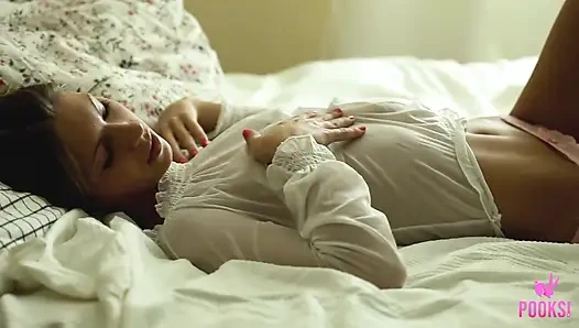 Şımarık göğüsler Roxana genç kızına vibratörle boşaltıyor