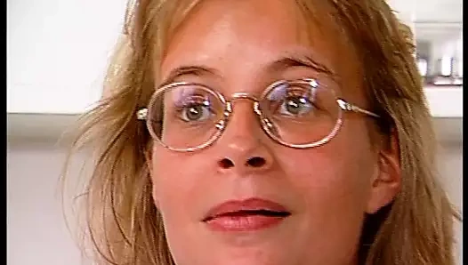 Milf mit riesem Busch fingert sich selbst