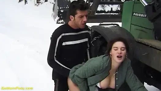 Alman tombul çiftçinin üvey kızı sikiliyor