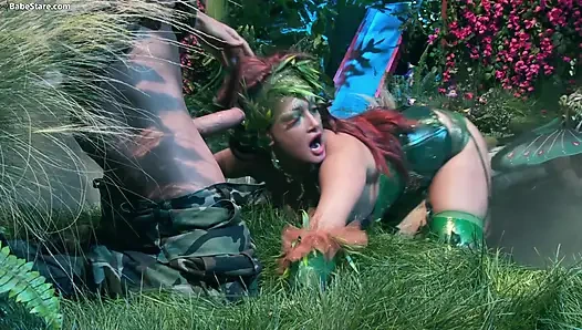 Poison Ivy Parody: Kostümlü seksi kızlar grup seks yapıyor