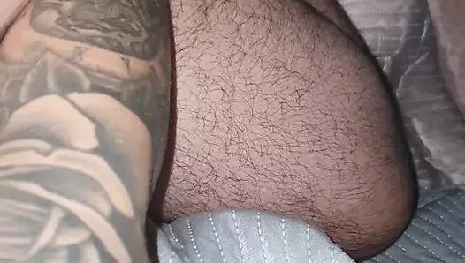 Dövmeli üvey anne eli üvey oğlunun yarağıyla çıplak yatmış