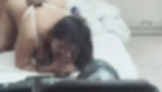 Meri randi biwi chudakkado ki tarah chud rahi hai hotel mein