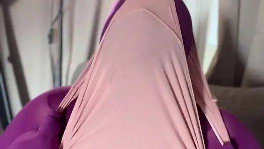 Külotlu kapüşonlu kadın orgazm oluyor