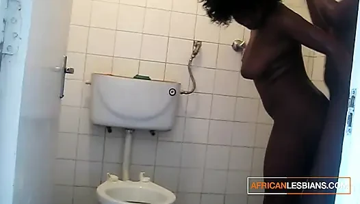 Bu zenci lezbiyen çift duş aldıktan sonra 69 çıldırdı amcık yalıyor 69