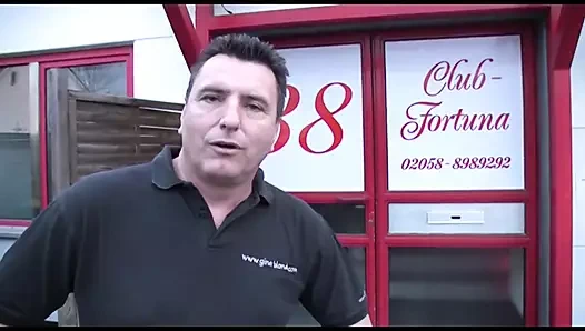 Sürtük orta yaşlı seksi kadın 2 adam tarafından sikiliyor