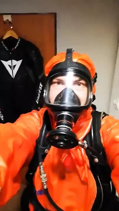 Мастера-дражера в мастере Hazmat со штативом