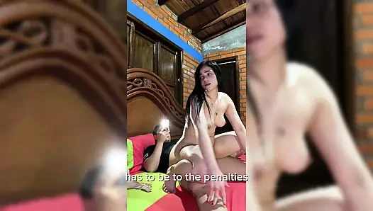 Herkes dikkati dağılırken üvey kuzenimle bir şeyler yapıyorum