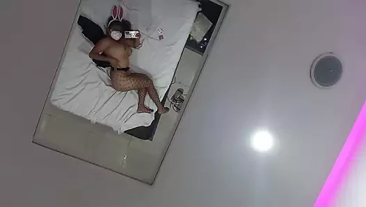 Gece kulübü, meleksi bir vücuda ve güzel göğüslere sahip bir Venezuelalı ile ilk kez sahneye çıktı.