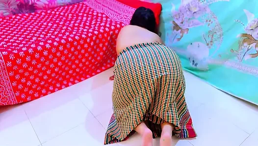 Güzel yarı çıplak ateşli üvey anne yatağın altında sıkıştı ve anal sikişmek için beni ateşli yapmak için büyük götünü gösteriyor