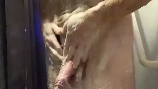 Heteroseksüel adam duş kartı almak için görev yapıyor