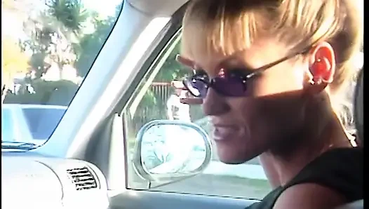 Randy sürtük yarak emiyor ve parkta bankta amını siktiriyor ve sonra döl içiyor