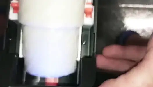 Büyük, geniş ve çok sert ve ateşli, harika ve otomatik cinsel makinede mastürbasyon yapıyor