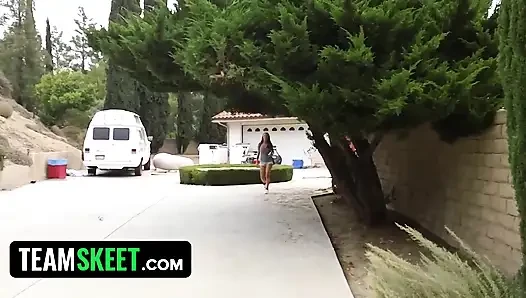 Güzel esmer genç kız götünü dölle kaplıyor