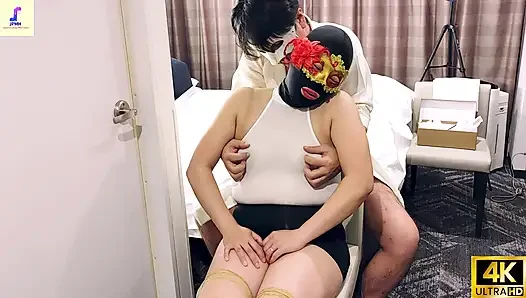 Seks kölesi maskesi takan ellili yaşlarında bir genç, kendini halka açık mastürbasyona dalıyor ve erotik cosplay içinde meyve suyu damlatıyor