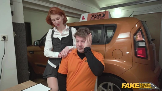 Kızıl saçlı sürücü kursu ofisinde sikiliyor - fake driving school