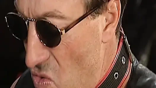 Alman maskeli döl yiyen sürtük ile anal fetiş seansı