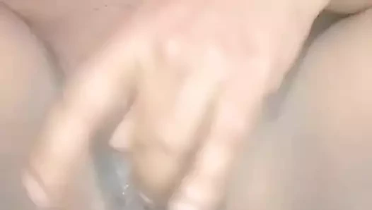 Ateşli köylü kız parmaklıyor ve yalıyor