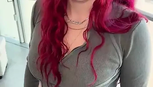 Kızıl saçlı hatun Arietta Adams'ın oynadığı oyunlar bu