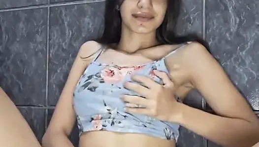 Brezilyalı Alice Lima mastürbasyon yaparken evde banyoda kendini kaydediyor