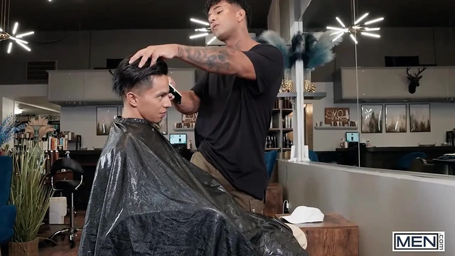 MEN - Angel Santana скачет на члене его барбера Кензо Альвареса, затем трахают раком против зеркала магазина