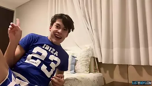 Minyon sevimli twink Danny Bianchi mastürbasyon yapıyor ve tek başına boşalıyor