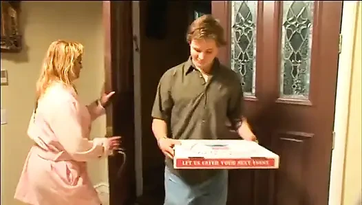 Yaşlı kadınlar genç bir adamla sikişiyor