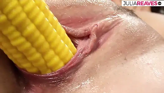 Hatun büyük bir dildoyla sıkı amını sikerken inliyor