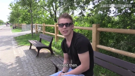 Çek avcısı - Twink parkta rahatlıyor ve biraz anal seks istiyor