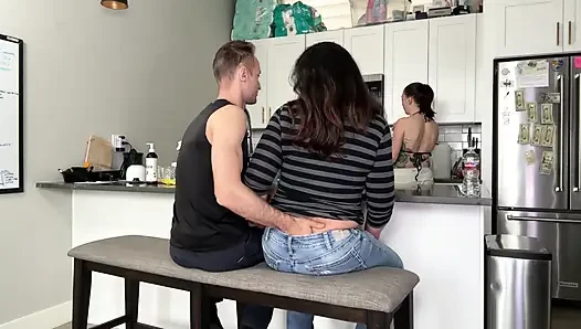 En iyi arkadaşını izlemesi için buluşmamıza getirdi