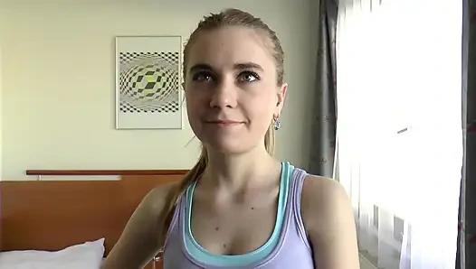 Sarışın genç kız amcığını büyük yarakla siktiriyor