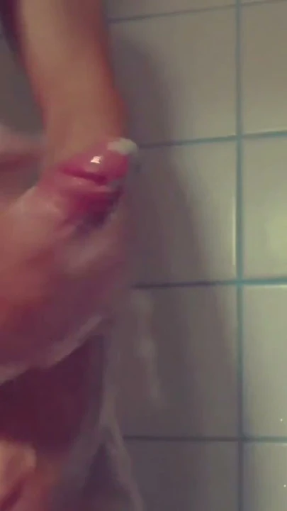 Sıcak yakışıklı banyoda seksi dans ediyor ve büyük elastik sikini sıvazlıyor | Bölüm 3