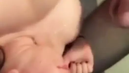 Kız arkadaşının yüzüne boşalıyor