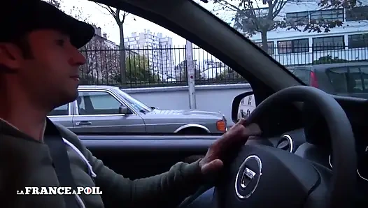 Büyük memeli seksi kızıl saçlı sürtük taksi şoförüne götünü siktiriyor