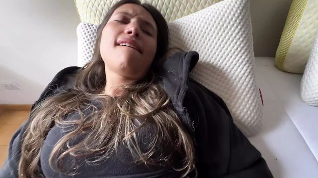 Мой муж отправился в поездку и оставил свою секретаршу, она помогла мне с моим первым лесбийским сквиртом.