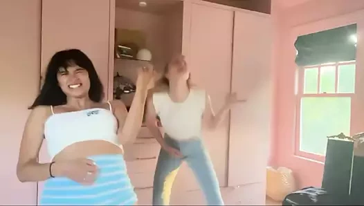 Diane guerrero ve sıcak sarışın arkadaş dans