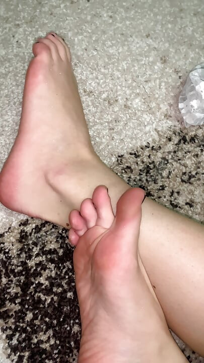 Seksi beyaz çoraplı ayaklarımla oynuyorum
