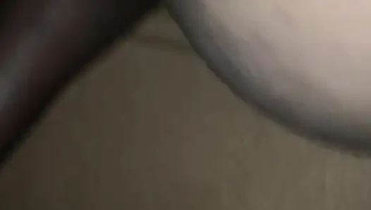 Komşumun kocası beni evinde akşam yemeğine davet ettiğinde amımı domaltarak çok sert sikiyor