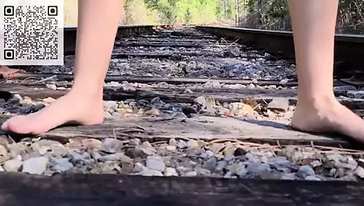 Halka açık bir demiryoluna işemek için yolda