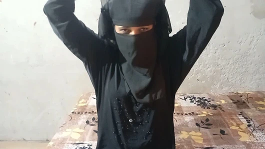 Müslüman hatun ayakla muamele çekiyordu