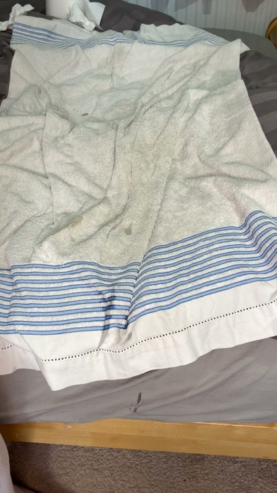 Sissy 10 inçlik dildo ile kendini acıtıyor, çok fazla acıdı. Beyaz tanga, jartiyer çorapları ve askıları