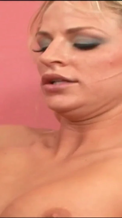 iki busty sarışın babes hisse bir büyük horoz içinde bir ffm 3some | Klip 3